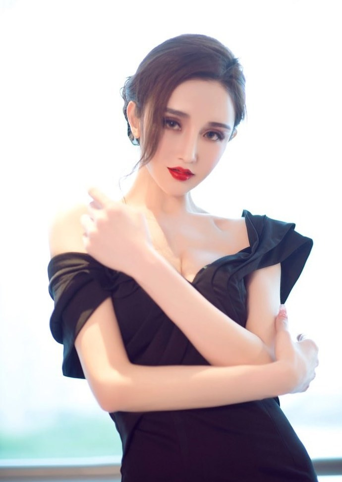 阿依努尔瓦娅资料图片简介插图1