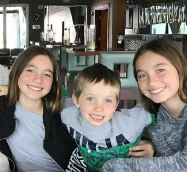   马泰奥·乔尔·纳什和他的双胞胎姐妹萝拉和贝拉