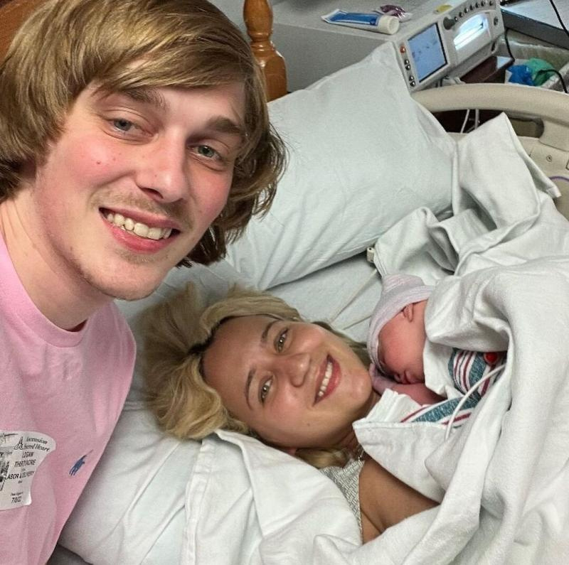  Logan Thirtyacre 和 Chilly Jimenez 和他们的女儿